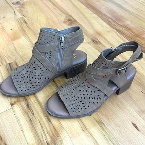 Justice shoes for girls Size 6 - excellent condition